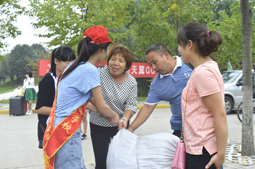 米兰·体育官方网站志愿迎新服务展风采