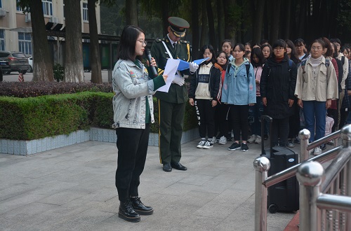 米兰·体育官方网站组织学生参加升国旗仪式