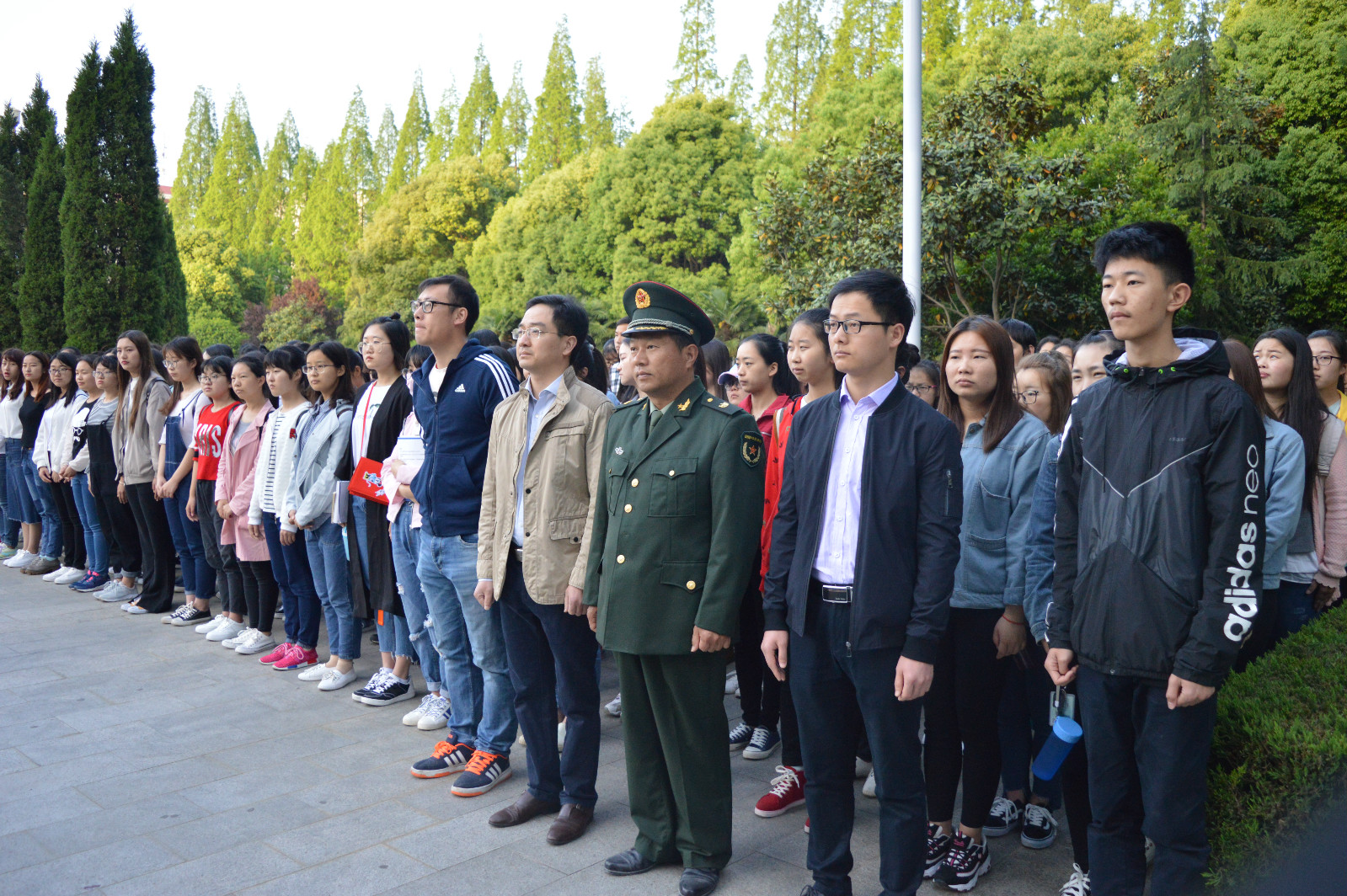 米兰·体育官方网站组织学生参加升国旗仪式