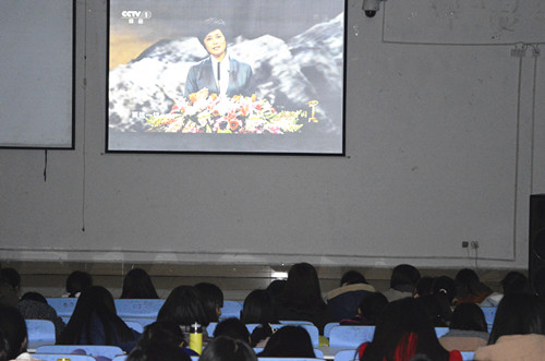米兰·体育官方网站组织学生观看2015年《感动中国》颁奖晚会
