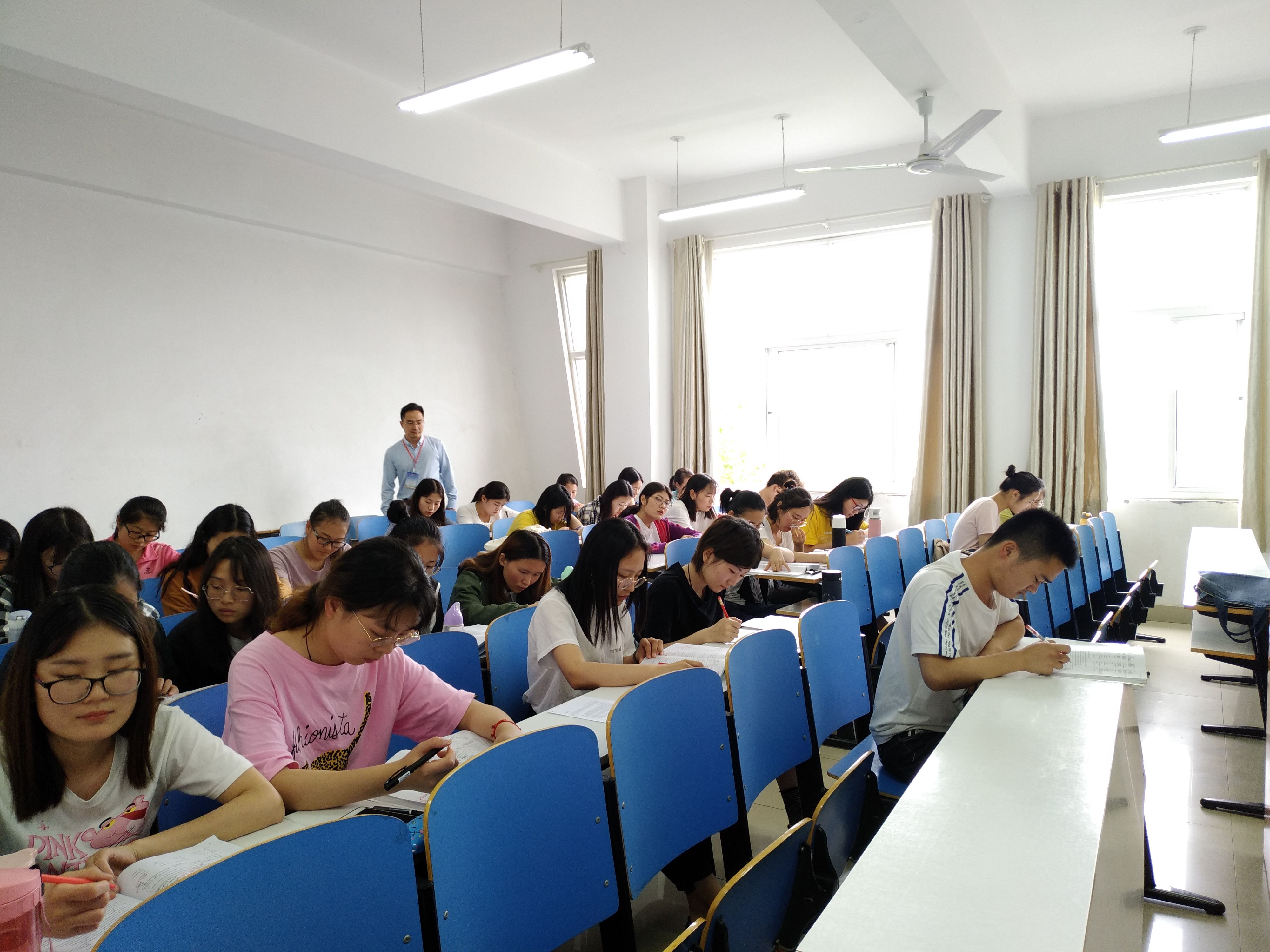 米兰·体育官方网站2018-2019学年第二学期第十四周教学检查