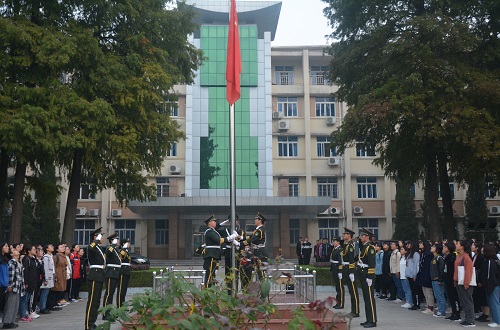 米兰·体育官方网站组织学生参加升国旗仪式
