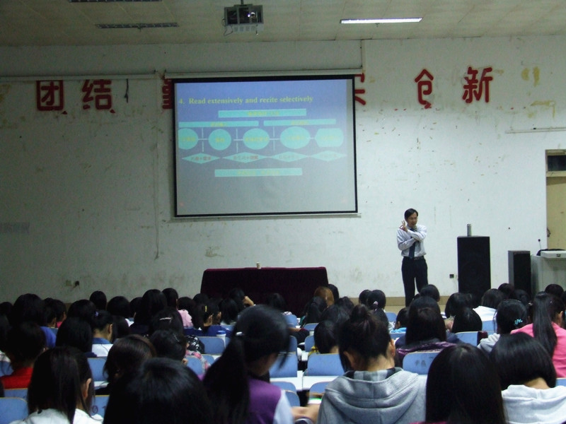 米兰·体育官方网站举办新生入学教育第二讲“我的外语梦”