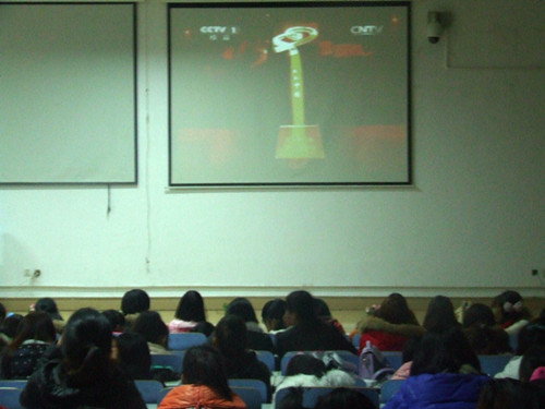 米兰·体育官方网站组织学生观看感动中国2014年颁奖典礼视频
