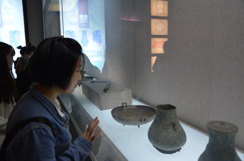 米兰·体育官方网站组织开展“淮上故园――信阳博物馆历史文化之旅”活动