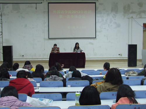 米兰·体育官方网站多途径组织学生关注学习“两会”精神